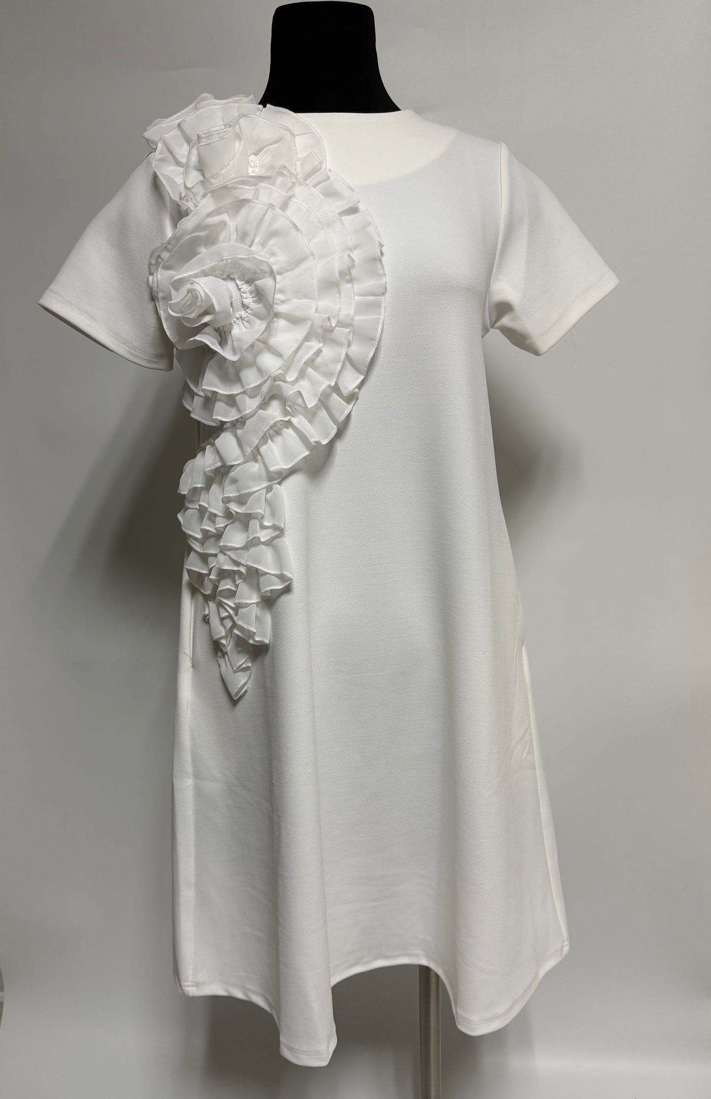 Vestido blanco con detalle floreado